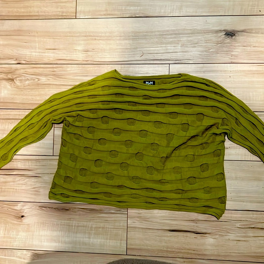 Light-weight green sweater. 3/4 sleeves. Good condition